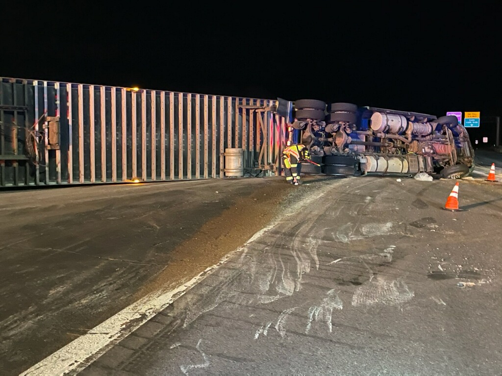 Falmouth Spur reopens following tractor-trailer rollover on I-295