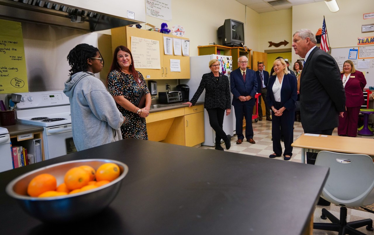 Maine’s free meal program for students draws praise from agriculture secretary