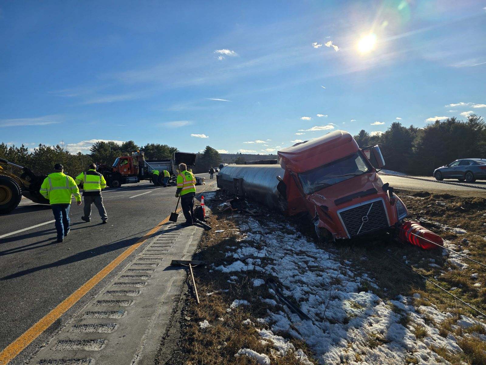Crash on I-295 in Gardiner leaves maintenance truck driver with minor injuries