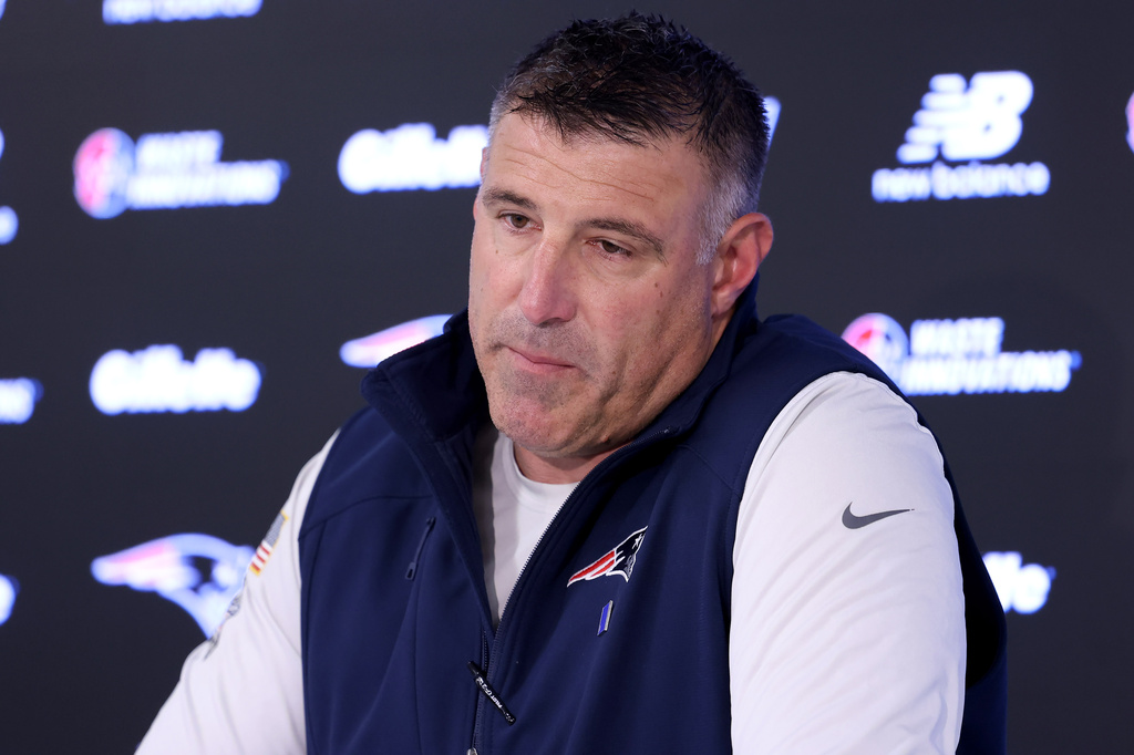 Mike Vrabel says he’s had difficult conversations after publication of photos with NFL reporter