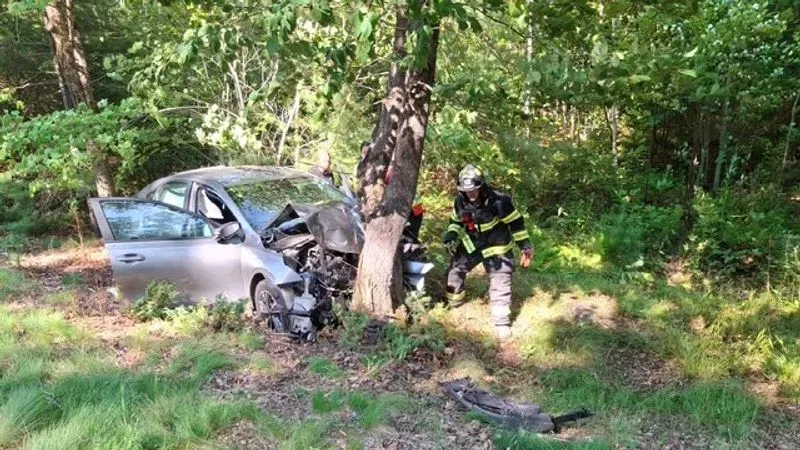 Woman dies after crashing into tree in Oxford County