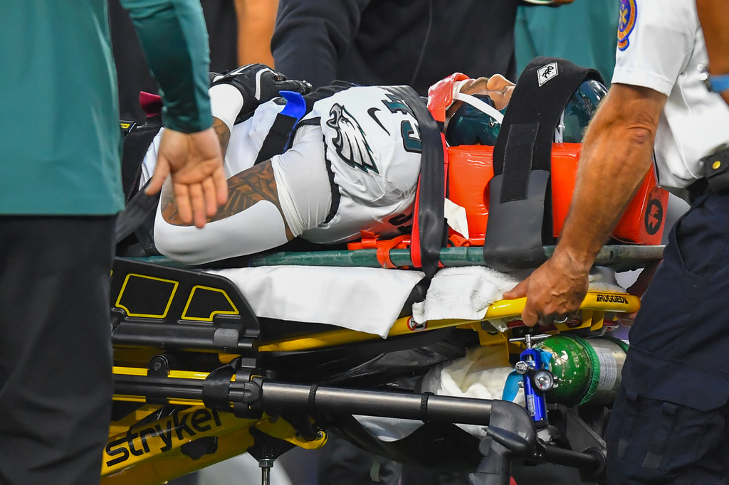 Eagles’ Ja’Quinden Jackson has movement after being taken off in ambulance following injury