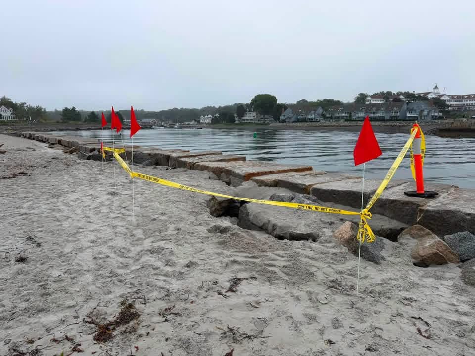 Officials warn of sinkholes at Kennebunk beach Officials warn of sinkholes at Kennebunk beach